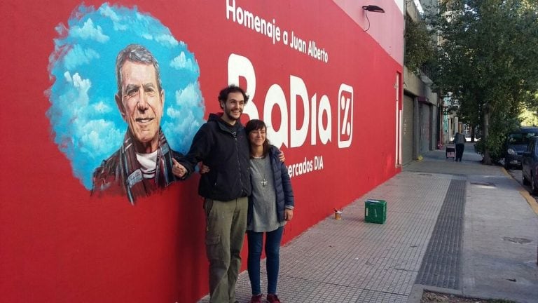 Así quedó el mural en honor de Juan Alberto Badía en el supermercado de Palermo. (Foto: Twitter)