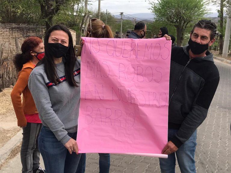 "No queremos más robos", se replicó a viva voz entre los vecinos.