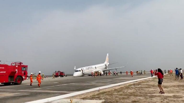 Así quedó el avión sobre la pista (Redes sociales/DPA)