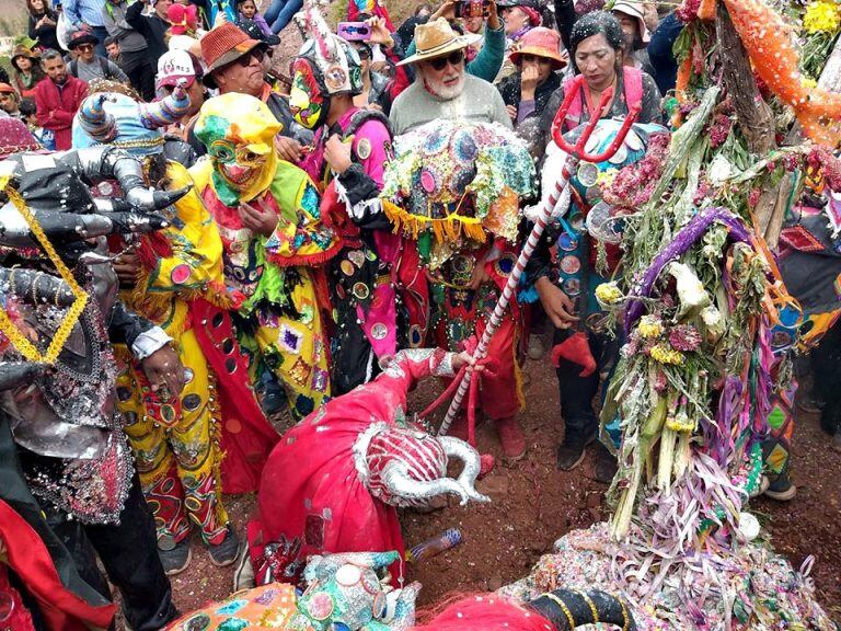 Los diablos de "La Salamanca", en el desentierro del Pujllay en los cerros de Purmamarca.