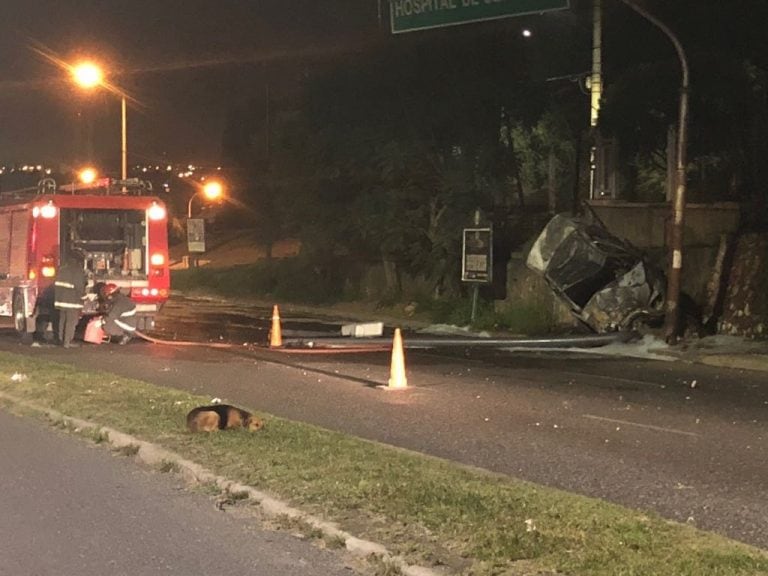 El conductor quedó atrapado entre las llamas y murió en el accidente en la Bajada del Cerro.