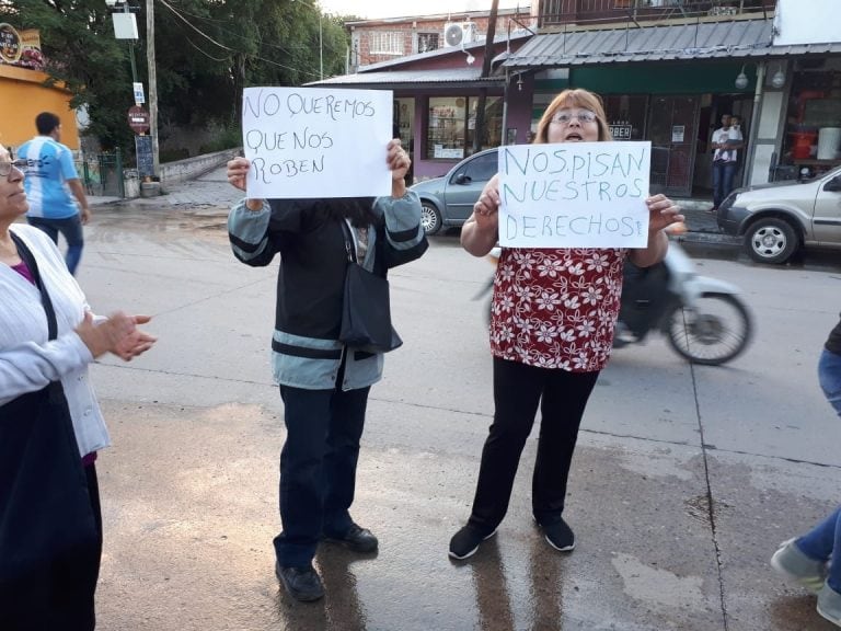 se busca recolectar firmas con el fin de presentar el reclamo ante el ERSEP, y amparo para evitar el corte del servicio, en caso de que el vecino no hubiese podido abonar la factura.