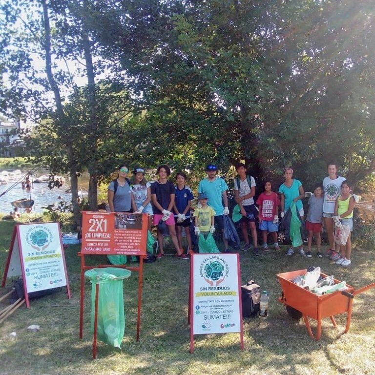 Parte del grupo "Amigos del Lago San Roque" en su última jornada de limpieza.