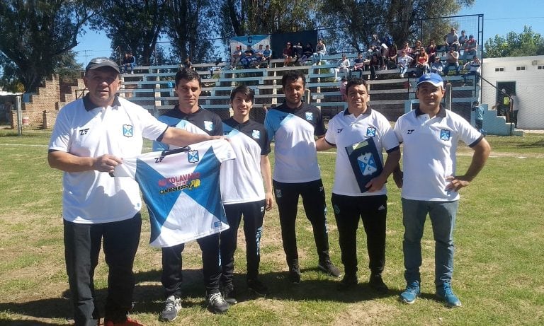 Presentación de camisetas en Agraria (Gentileza Radio Comunicar)