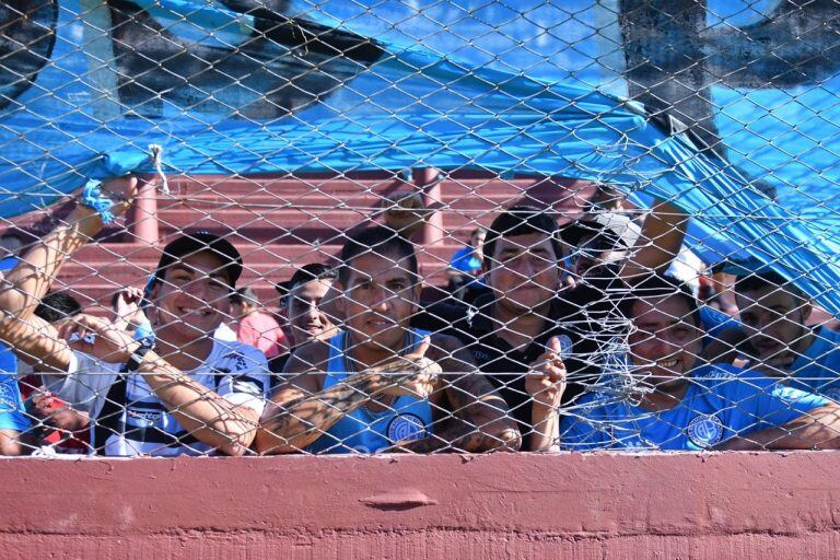 La hinchada de Belgrano en el partido contra Lanús, en Buenos Aires.