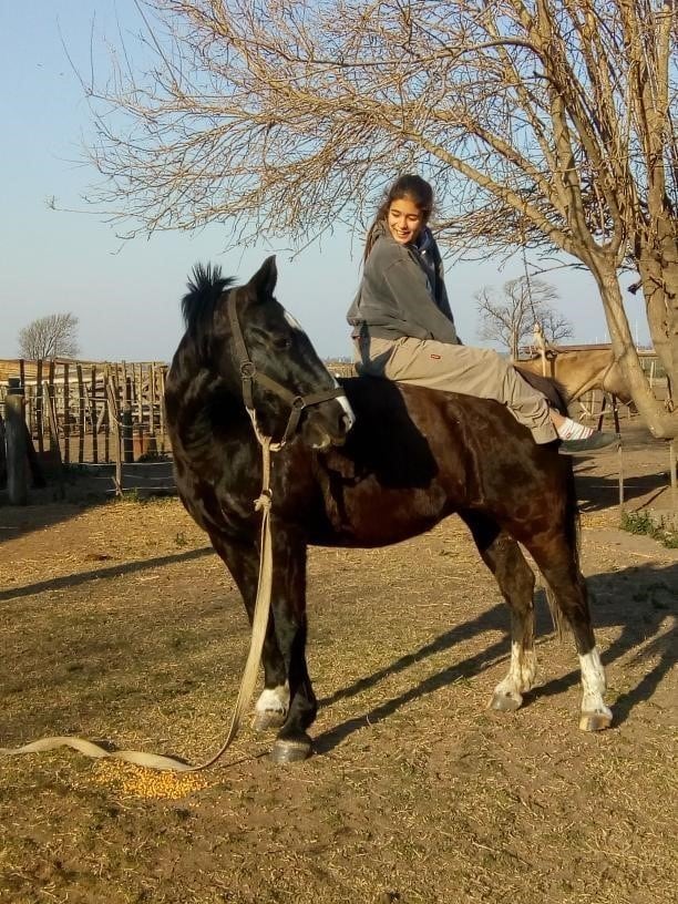 Victoria Rovetto, con 12 años, es amansadora de caballos en General Cabrera, Córdoba, y su técnica es furor en cada encuentro de animales de este tipo en el interior.