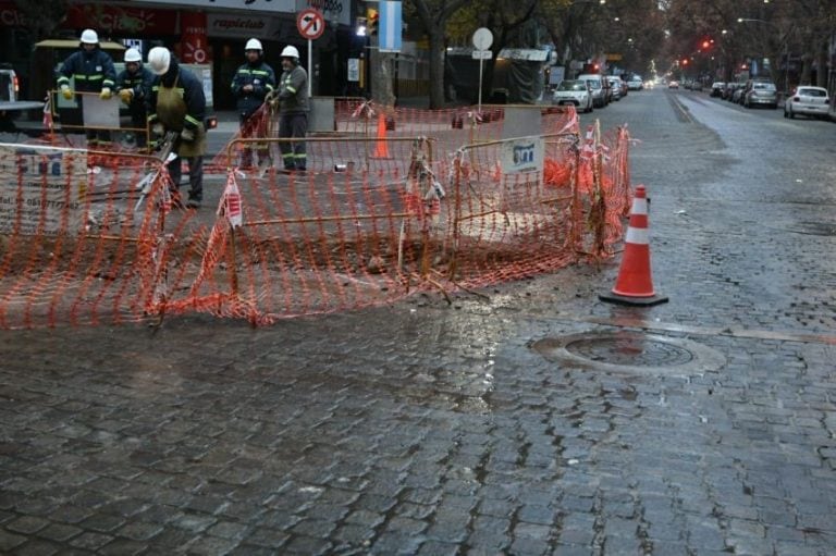 Operarios de Aguas Mendocinas trabajan en la calle San Martín