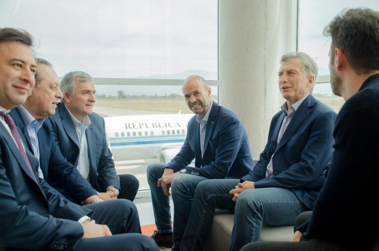 El Presidente, junto al ministro Dietrich, el secretario Santos y el empresario Martín Eurekian, dialogando con el gobernador Morales, poco antes de emprender el regreso a Buenos Aires.