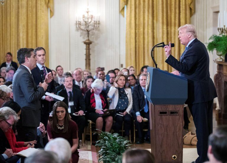 Donald J. Trump discute con Jim Acosta, reportero de la CNN (EFE)