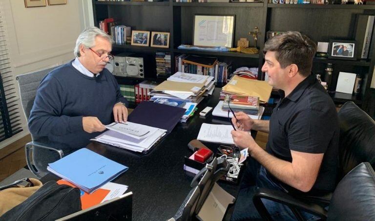 El presidente Alberto Fernández, durante una reunión con el economista Gabriel Delgado para analizar la situación de Vicentin. (@rgabrieldelgado)