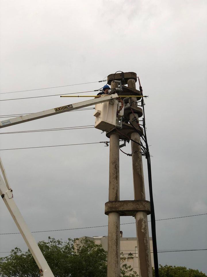 Operarios de SECHEEP trabajan para reestablecer el servicio de energía eléctrica.