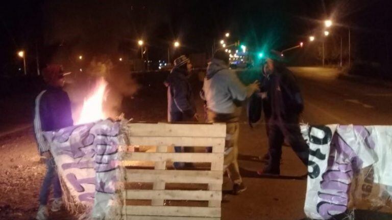 Trabajadores de la UOCRA cortan la ruta 22 y la ruta 7.