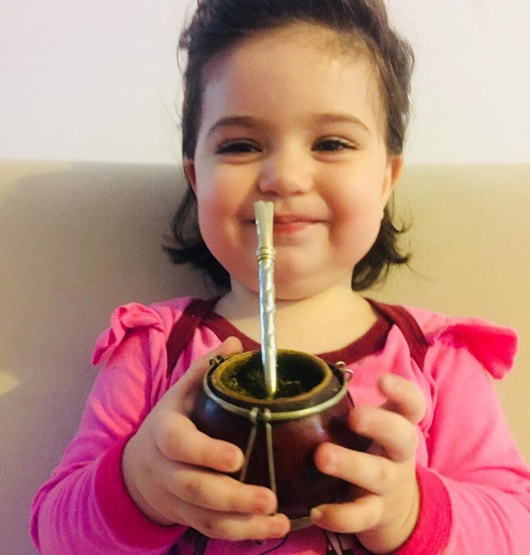 Andrea Estévez compartió una tierna postal de su hija tomando mate, ¡y está enorme! (Foto: Instagram/ @estevezandrea)