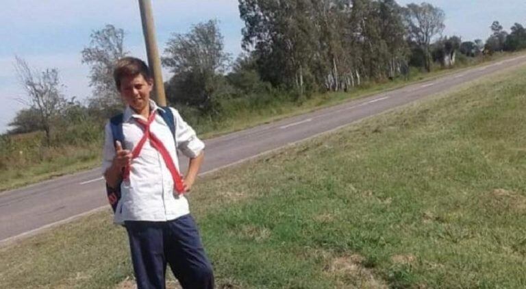 Julián, el pibe de 13 años que hace dedo desde su pueblo hasta Jovita para poder cursar la escuela. (Facebook)