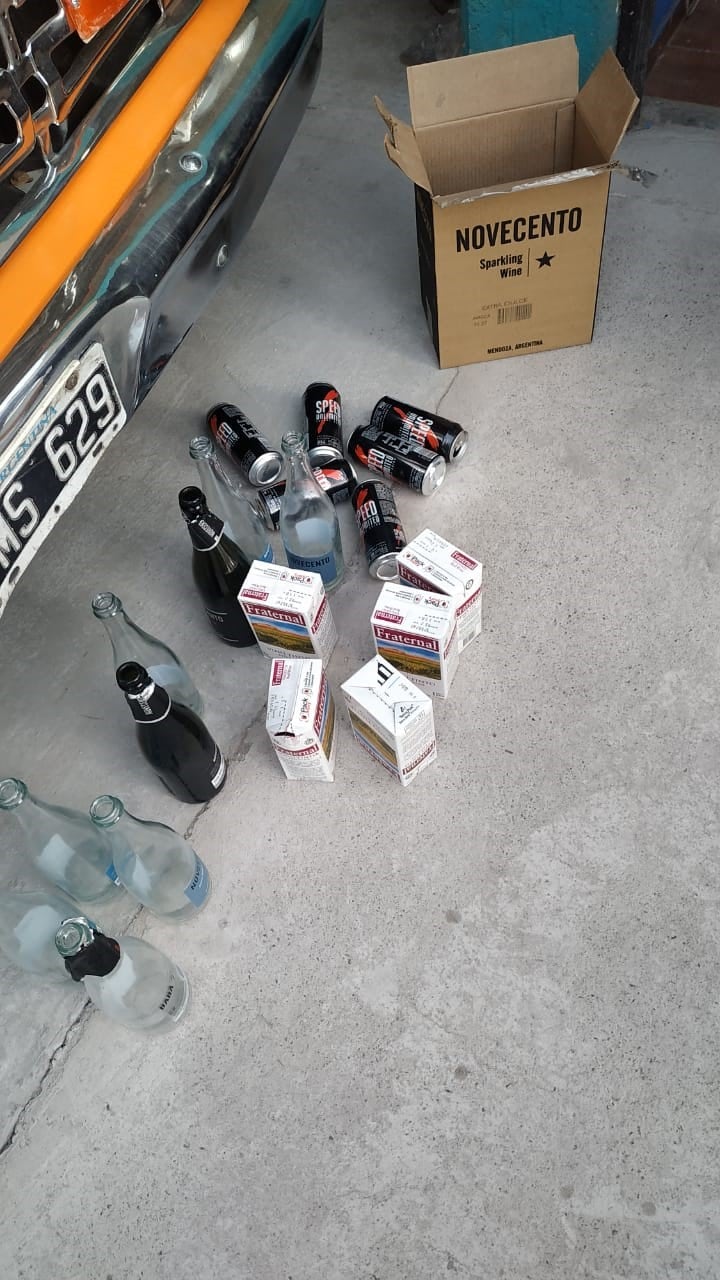 Secuestraron champagne y vino en caja.