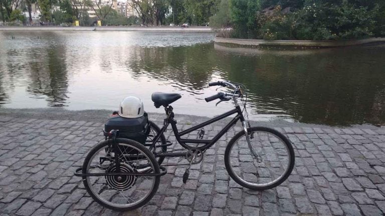 Matías, rescatista voluntario de 25 años, pide ayuda para recuperar su bicicleta adaptada que le robaron días atrás.