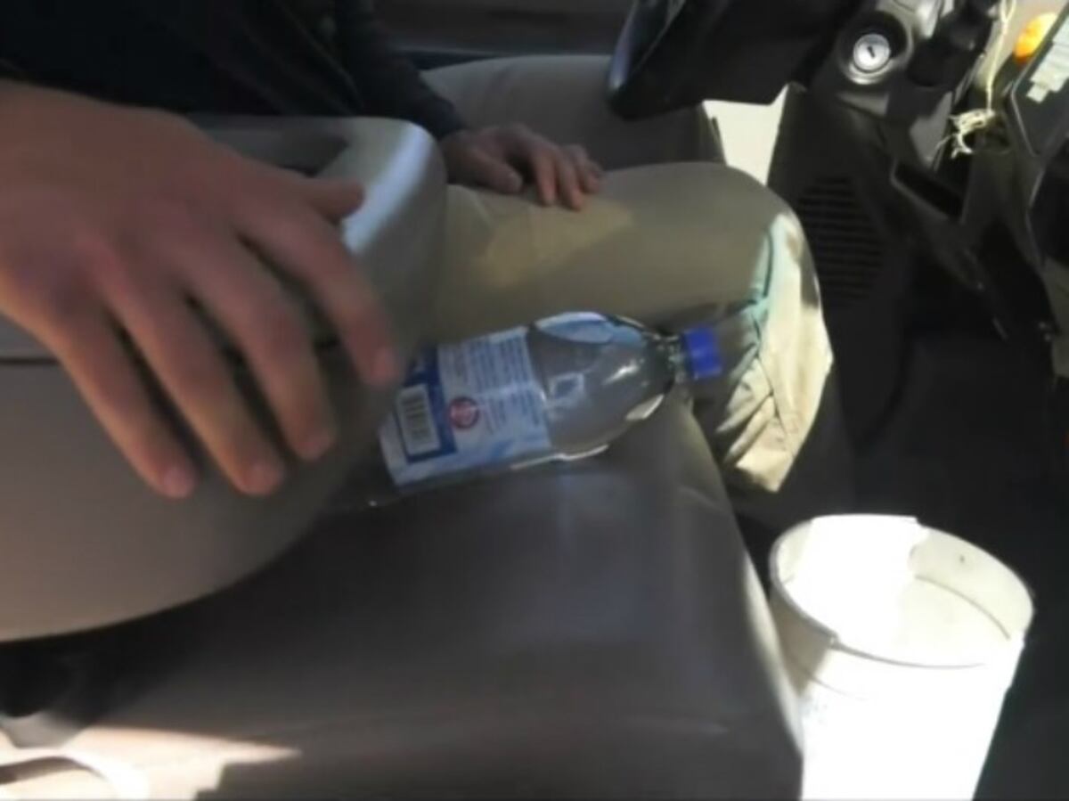 Por qué no hay que dejar botellas con agua en el auto