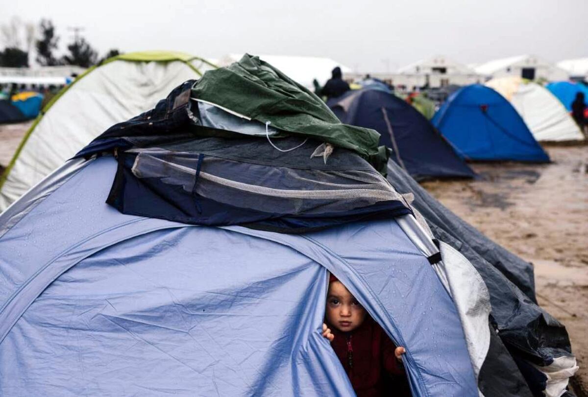 Cientos de personas pasan la noche en carpas y autos por un nuevo sismo en Grecia