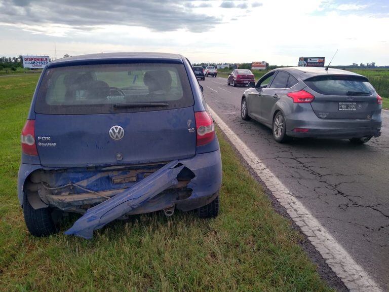 Dos autos quedaron involucrados en un choque por alcance mientras el personal de seguridad asistía a los ocupantes de un Gol que había volcado en la mano de enfrente. (Min. Seguridad)