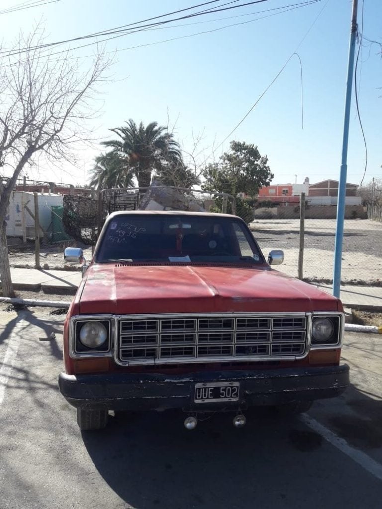 La camioneta roja en la que delinquían los sujetos.