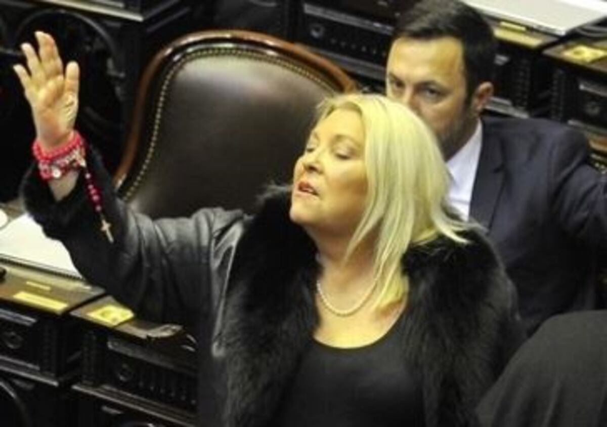 Elisa Carrió se fue enojada de Diputados y apuntó contra Cambiemos