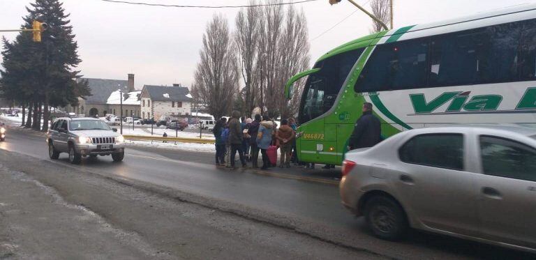 Turistas chilenos cortando el paso de un vehículo de Vía Bariloche (Foto: Bariloche2000).