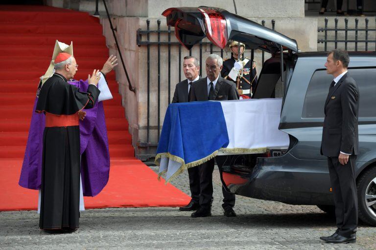 El arzosbispo de Paris Michel Aupetit bendice el ataúd del expresidente Chirac. Foto: Eric FEFERBERG/AFP.