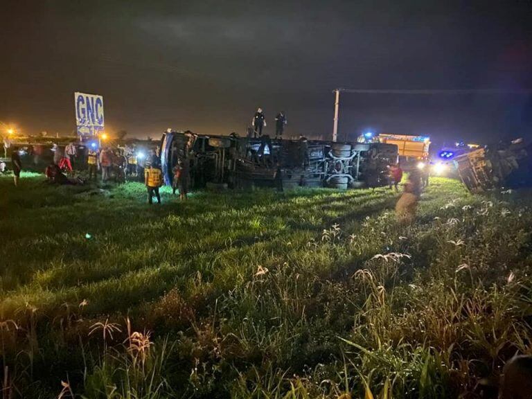 Son dos los muertos en el choque entre un camión y un colectivo en la ruta 34