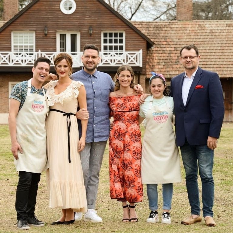 Damián, el ganador, junto al jurado de Bake Off Argentina y a la conductora Paula Chaves (Instagram Telefe)