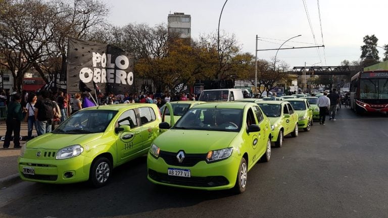 Marcha de taxistas y remiseros.