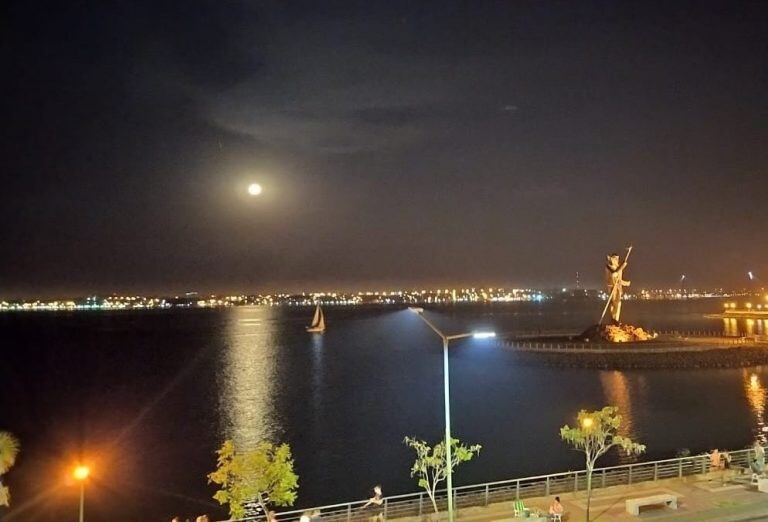 Un velero sobre el calmo río Paraná, bajo la superluna, frente a Posadas. (Gabriel Fusté Twitter)