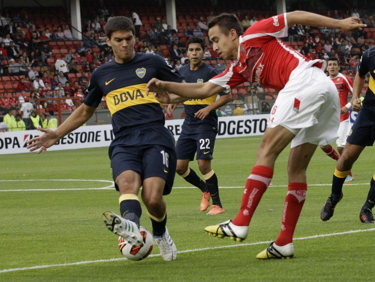 Lisandro Magallan (L) of Argentina's Boca Juniors battles for the ball with Carlos Gerardo Rodriguez of Mexico's Toluca during their Copa Libertadores soccer match at the Nemesio Diez stadium in Toluca, near Mexico City April 17, 2013. REUTERS/Henry Romero (MEXICO - Tags: SPORT SOCCER) mexico lisandro magallan futbol copa libertadores 2013 futbol futbolistas toluca boca juniors