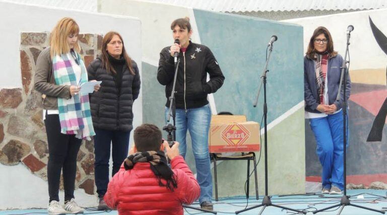 Habla a los presentes la intendenta, Natalia Hollmann (UNLPam)