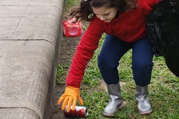 Su padre la ayudó con la tarea solidaria.