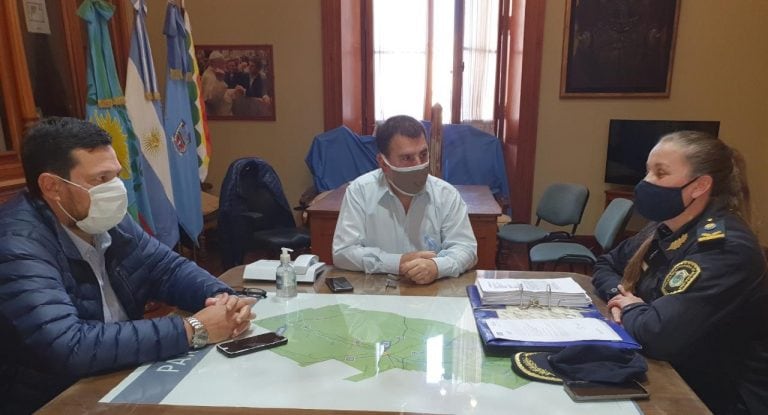 La reunión entre el intendente y la titular de la Jefatura Distrital Azul.