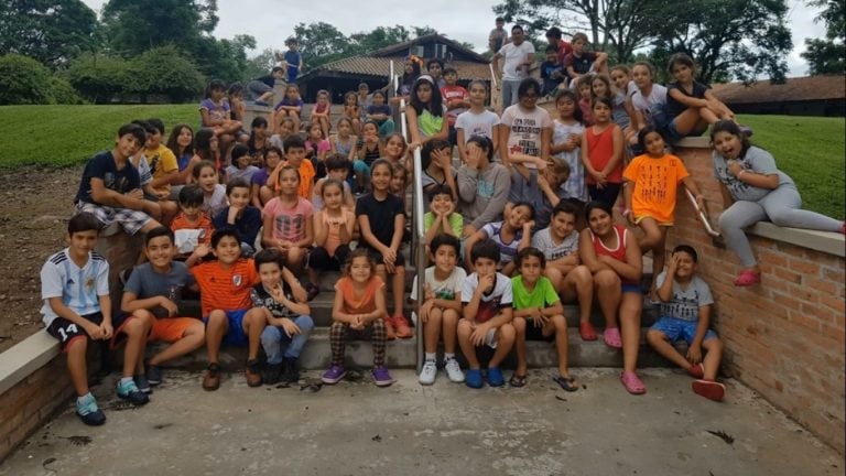 Uno de los contingentes que disfrutó la colonia de vacaciones del Club Atlético Ledesma en Libertador General San Martín.