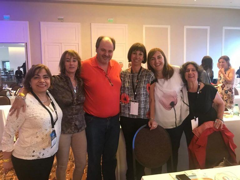 Cristina Galand (Comodoro Rivadavia) junto a representantes de FEHGRA Neuquén, Comarca
los Alerces, Puerto Madryn, y Paulo Lunzevich, Vicepresidente de FEHGRA Argentina.