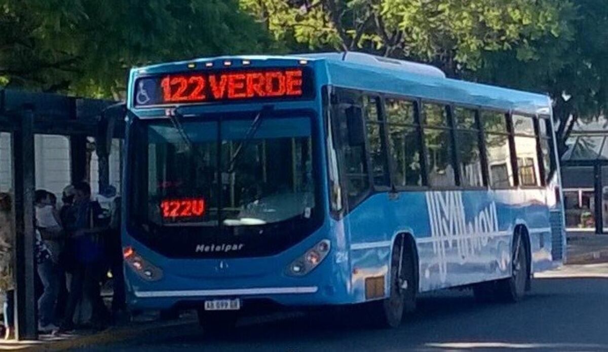 Quiso robar en un colectivo de la línea 122 y luego se arrojó de la unidad para fugarse