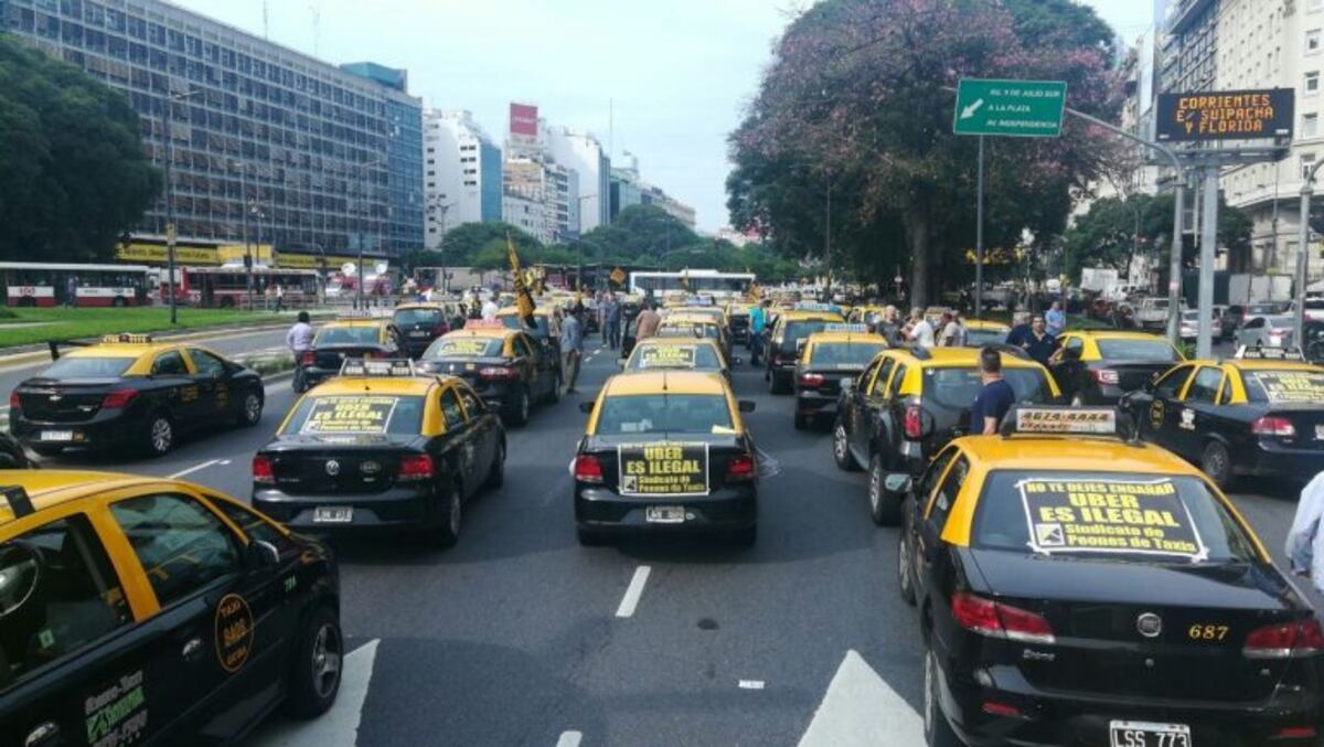 Los taxistas porteños realizaron una nueva protesta en la 9 de Julio contra Uber