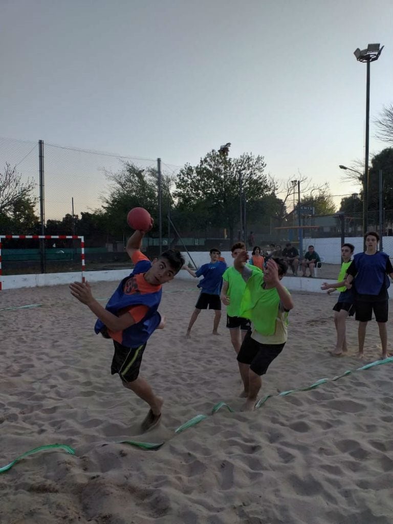 Leticia Brunati, DT de la selección femenina de beach handball, estuvo en Córdoba.