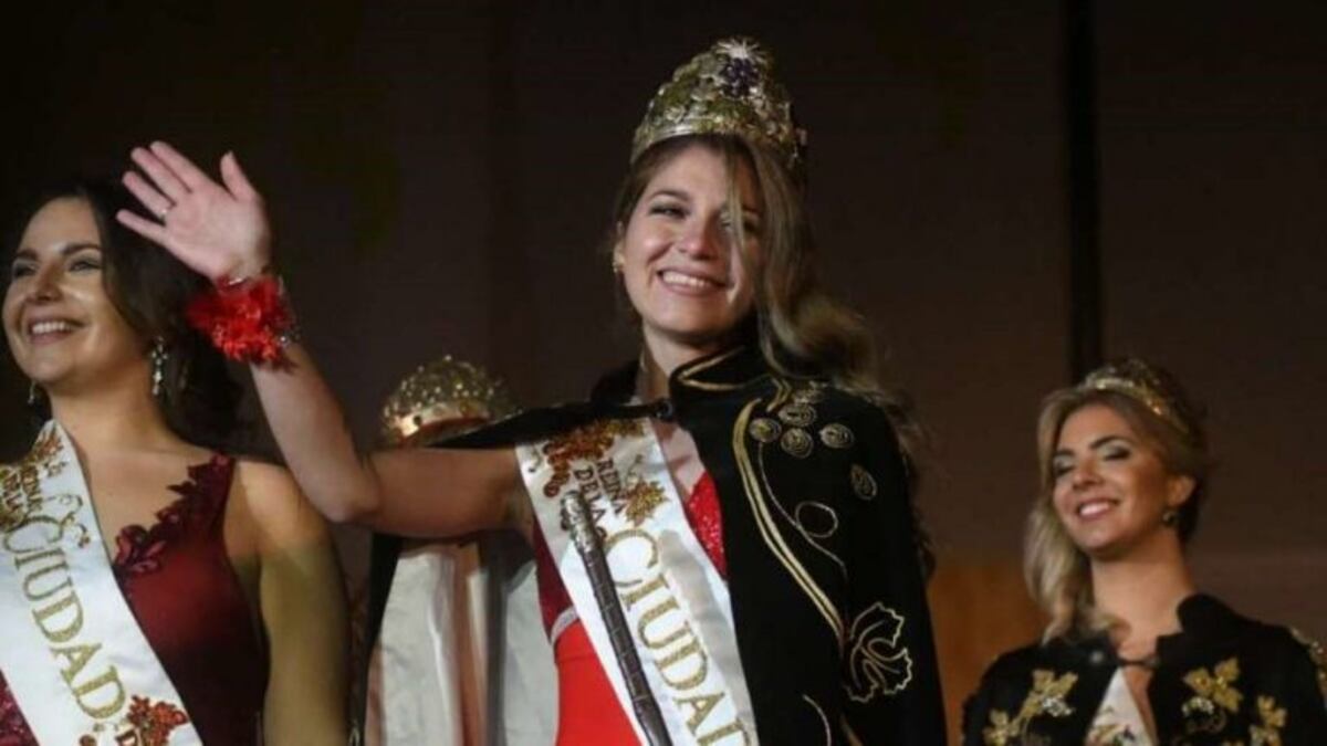 La reina de Capital se burló de la cuarentena y tuvo que renunciar