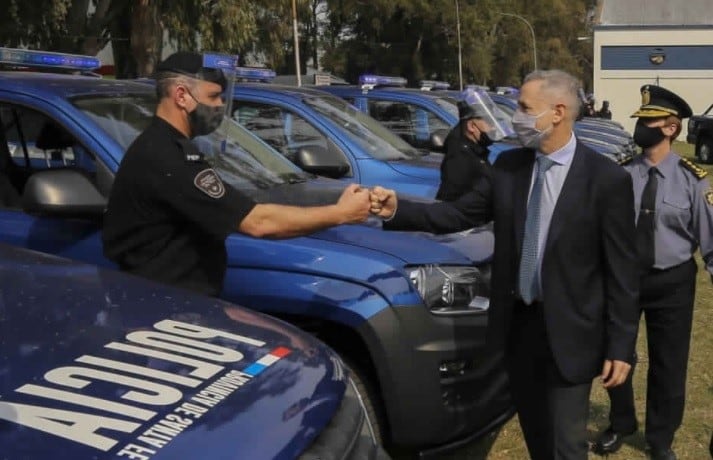 Marcelo Sain junto a policías