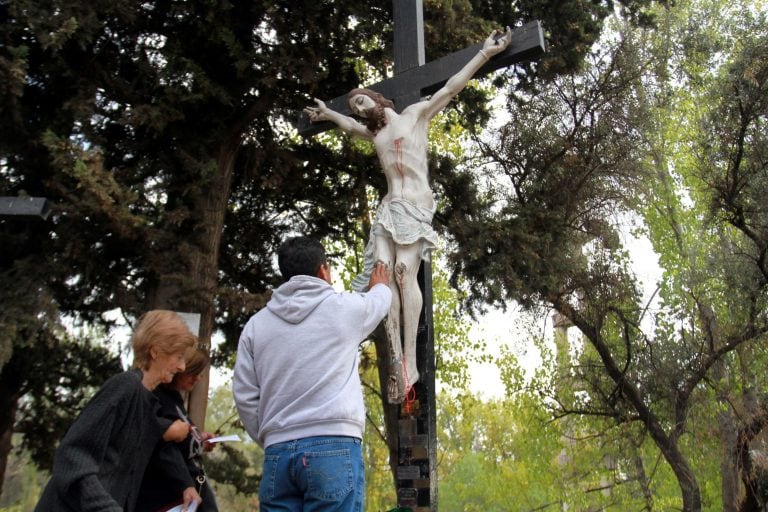 Cientos de files se arrimaron al Calvario de Godoy Cruz.