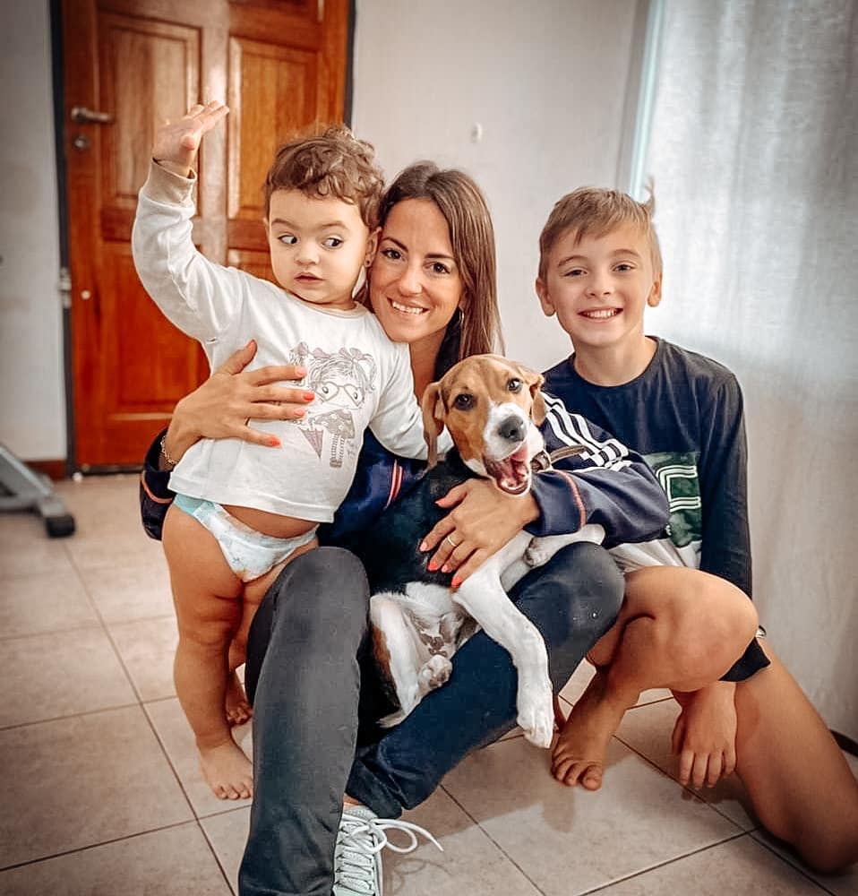 Oriana, Paula y Lautaron posando junto a Oliver. 