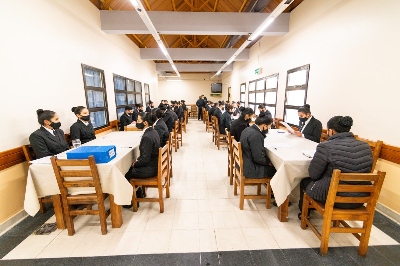 Luego de la etapa de selección preliminar, las aspirantes recorrerán un curso de instrucción de 6 meses.