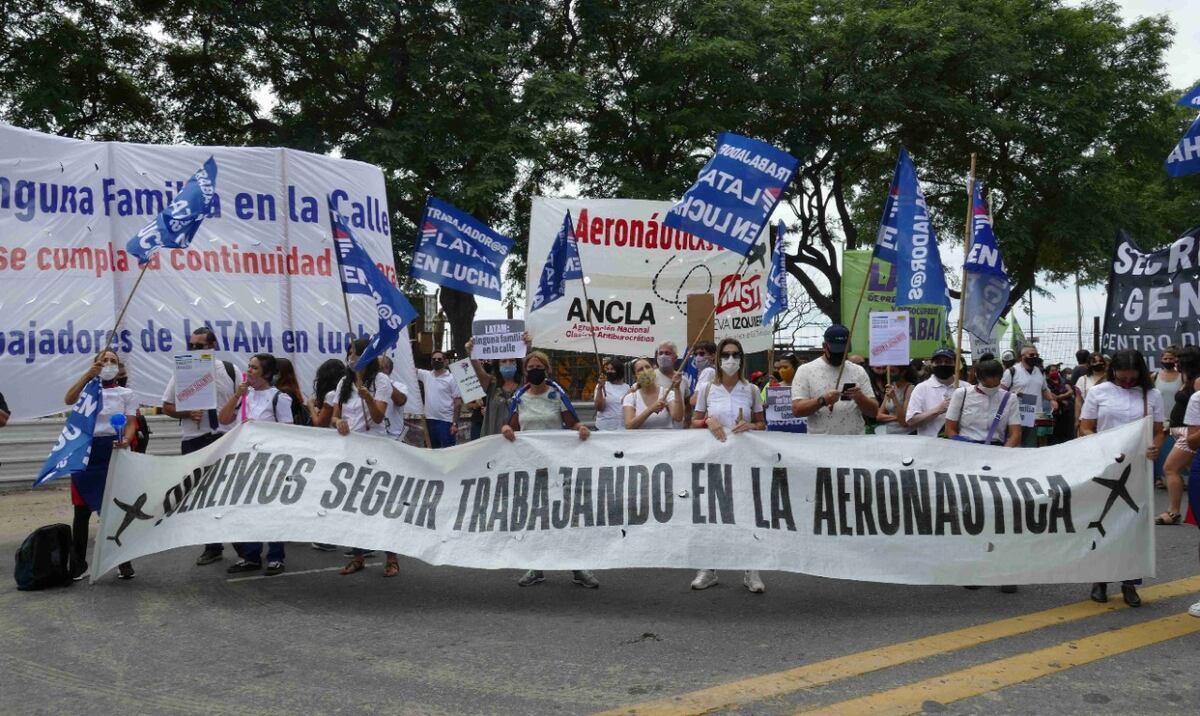 Trabajadores despedidos de Latam realizaron una protesta en Aeroparque