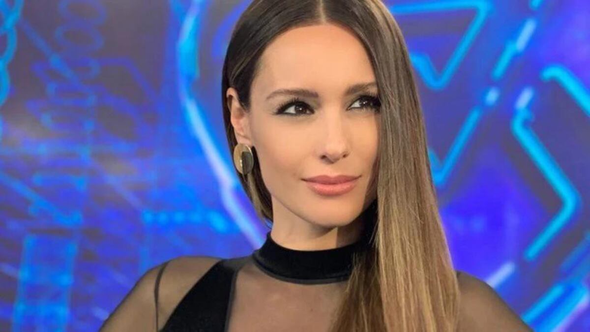 Plumas y mucho azul: Pampita deslumbra en la televisión uruguaya con un look elegante y sensual