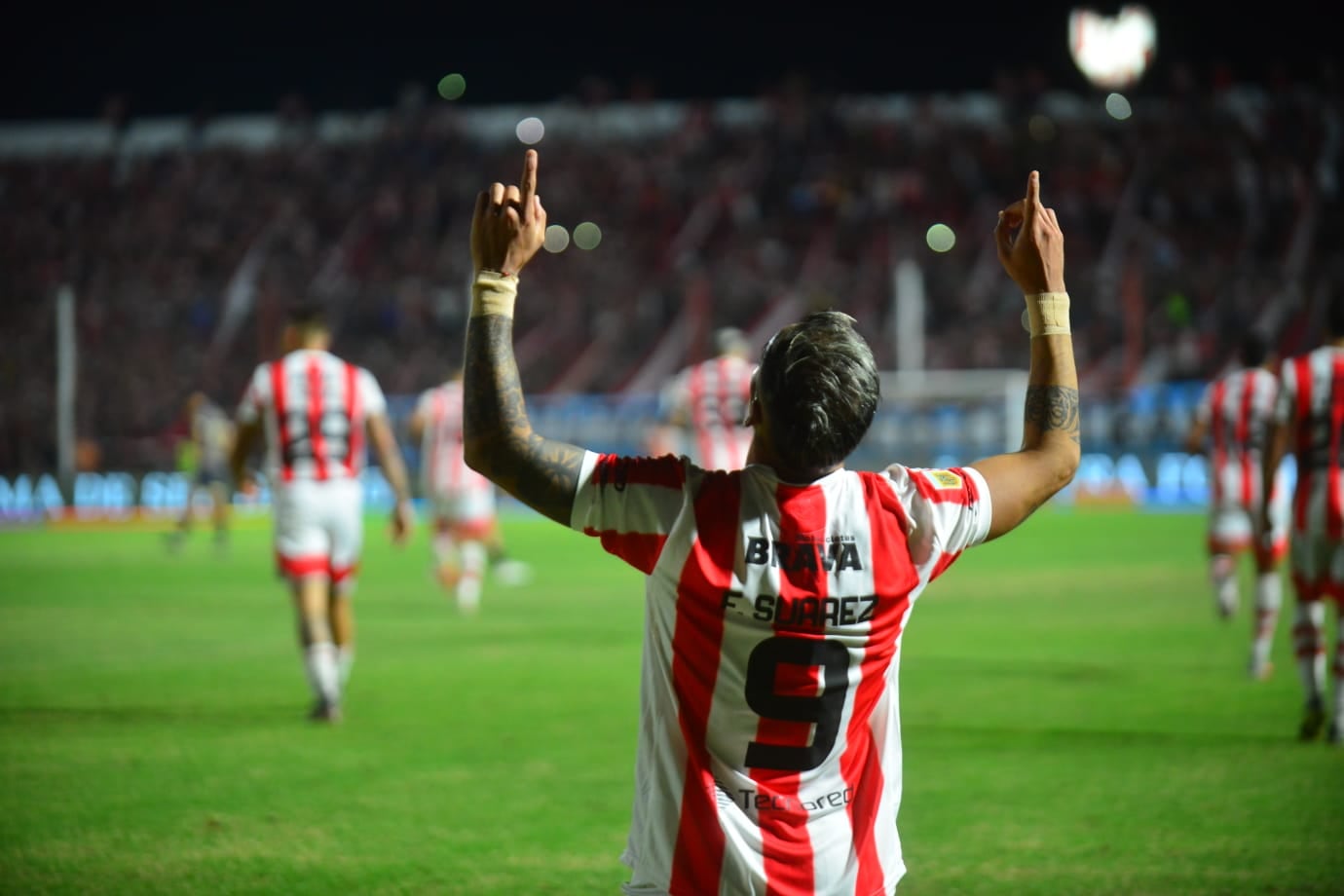 Facundo Suárez festejando el 1-0 de Instituto ante Vélez, por la Copa de la Liga Profesional, en Alta Córdoba. (Nicolás Bravo / La Voz)