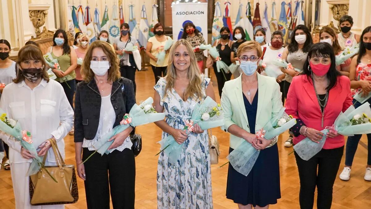 La esposa del gobernador Morales, Tulia Snopek (al centro), acompañada por la ministra de Educación, María Teresa Bovi, y las diputadas provinciales Gabriela Burgos y Marta Russo Arriola, en el acto por el Día de la Mujer, en Jujuy.