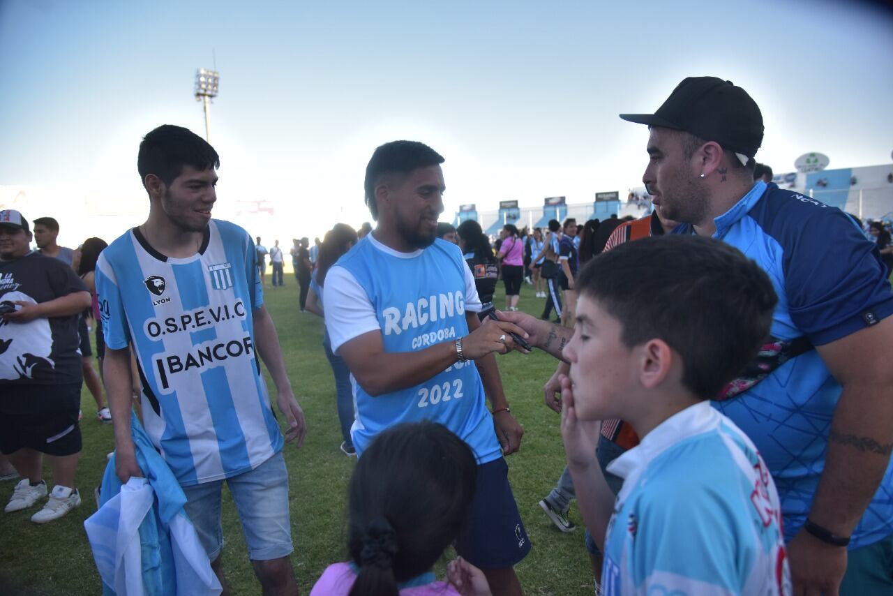 Giménez se ganó el cariño de los hinchas de Racing tras su gol histórico (Foto: Javier Ferreyra).